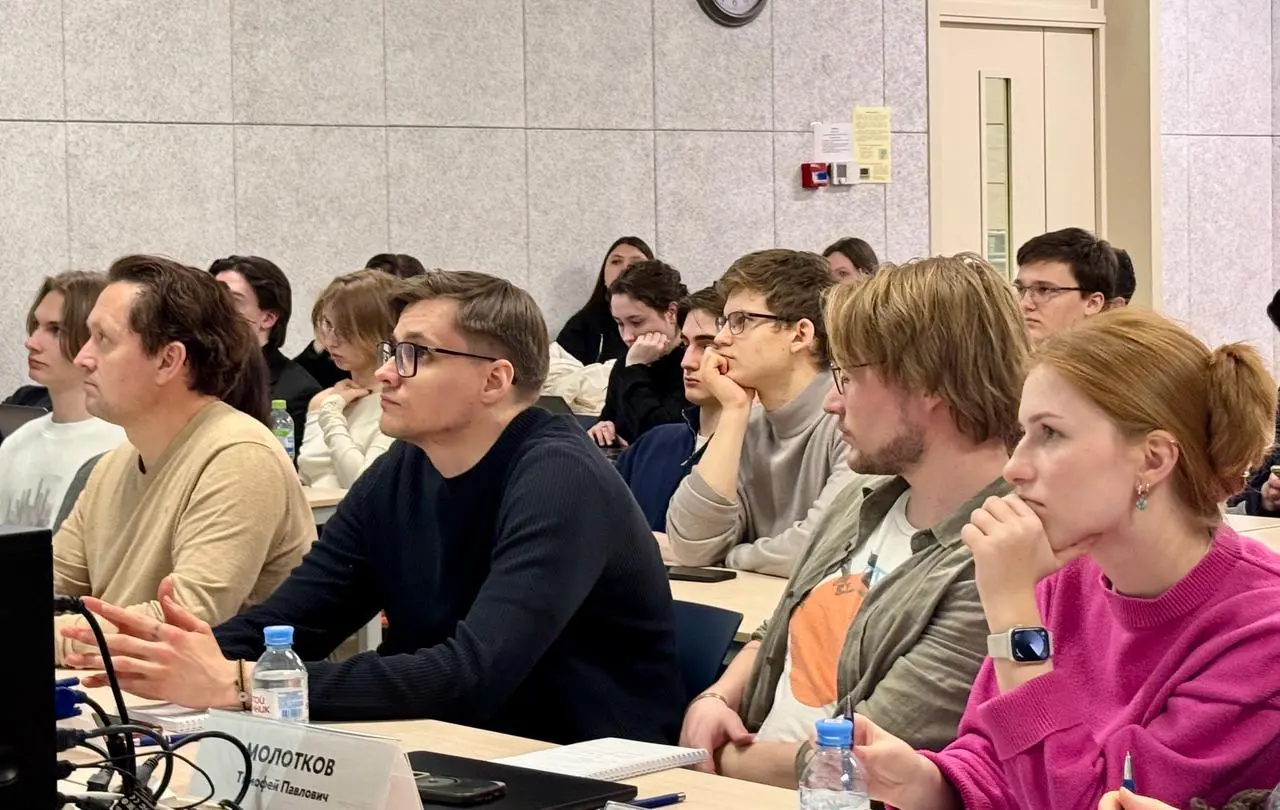 — Алло, да, пиццу заказывали?
🌸Pizza Pitch Клуба предпринимателей ФКН — возможность получить честный фидбэк от экспертов и найти новые точки роста через общение и нетворкинг | Сетка — социальная сеть от hh.ru