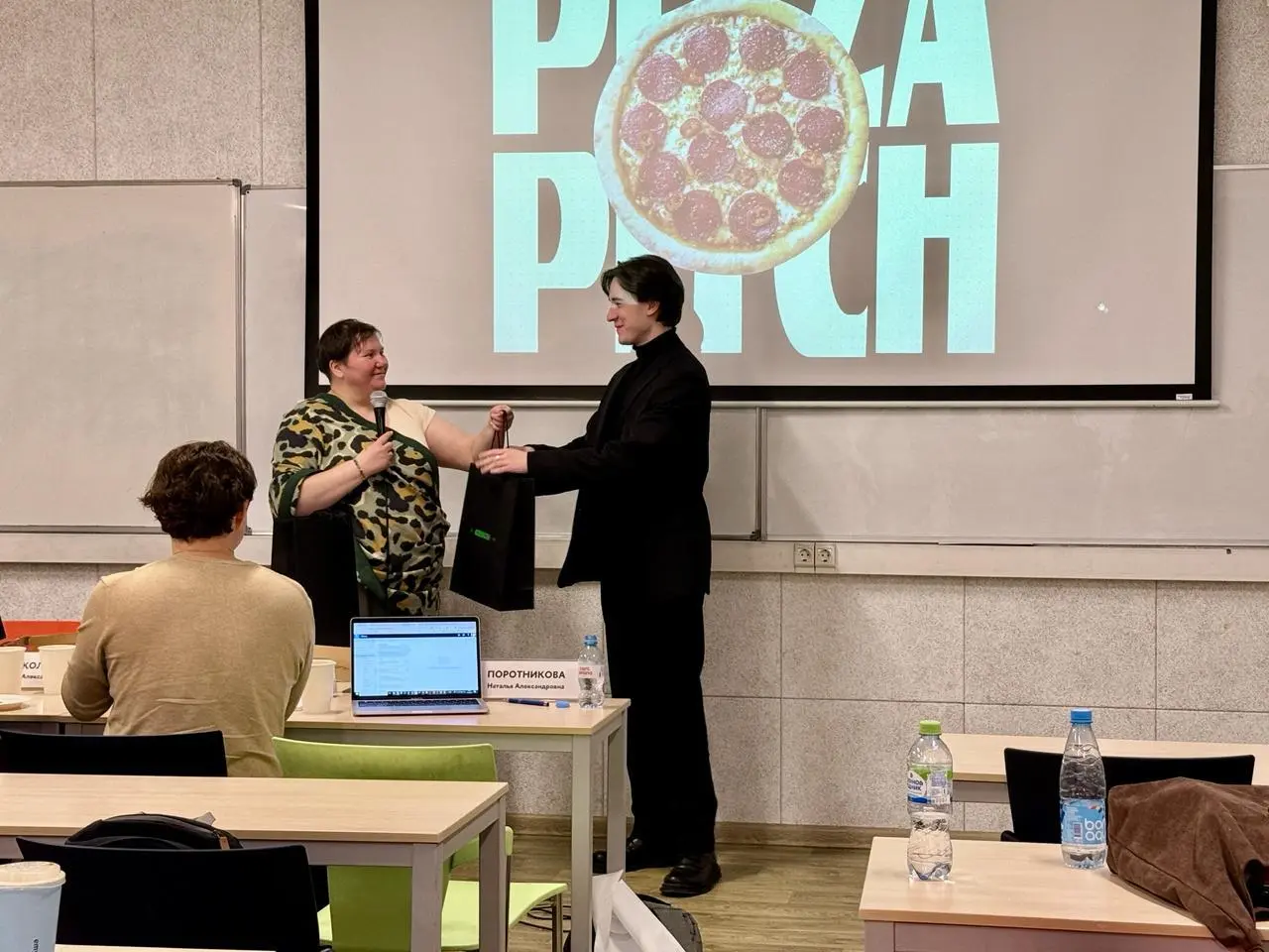 — Алло, да, пиццу заказывали?
🌸Pizza Pitch Клуба предпринимателей ФКН — возможность получить честный фидбэк от экспертов и найти новые точки роста через общение и нетворкинг | Сетка — социальная сеть от hh.ru