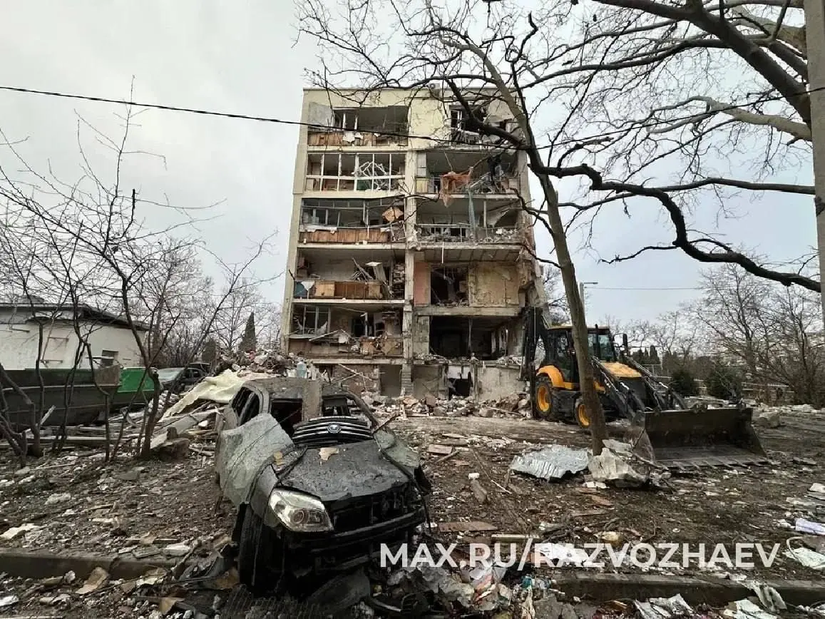 В Севастополе продолжаются аварийно-спасательные работы после взрыва в многоэтажном доме на улице Павла Корчагина, 14 | Сетка — социальная сеть от hh.ru