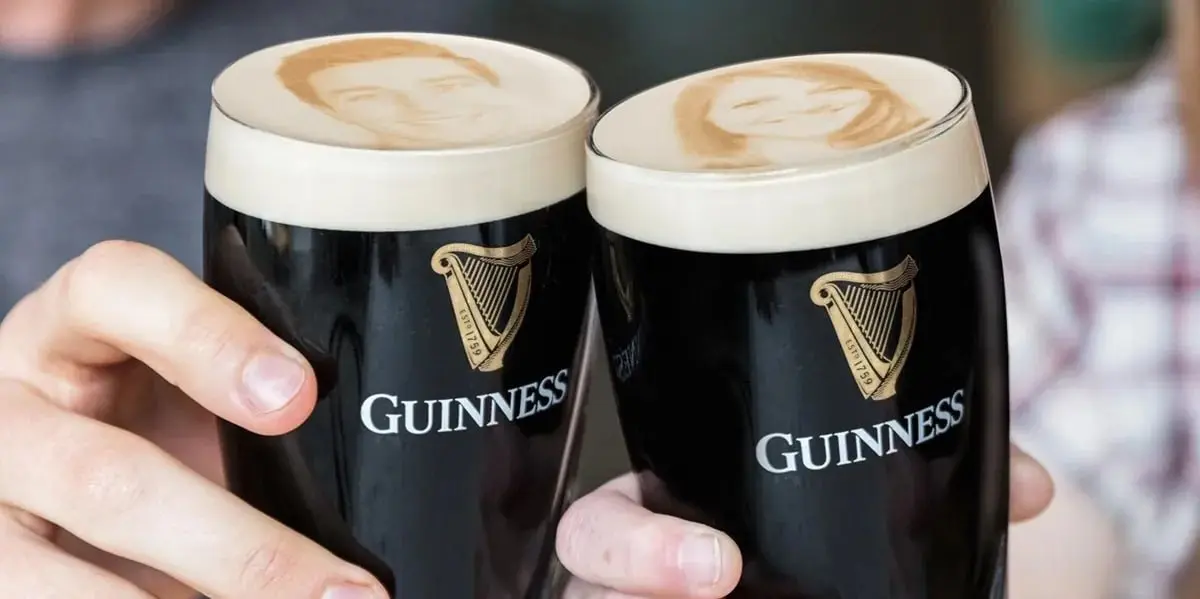 Guinness начал печатать портреты людей на пивной пене. Услугу запустили в Англии, там посетителям местных баров предлагают получить пенное со своим лицом | Сетка — социальная сеть от hh.ru