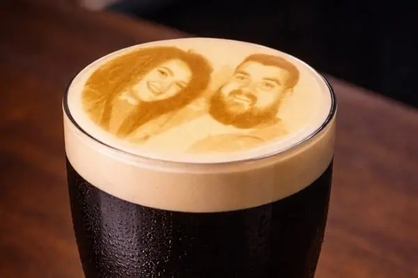 Guinness начал печатать портреты людей на пивной пене. Услугу запустили в Англии, там посетителям местных баров предлагают получить пенное со своим лицом | Сетка — социальная сеть от hh.ru