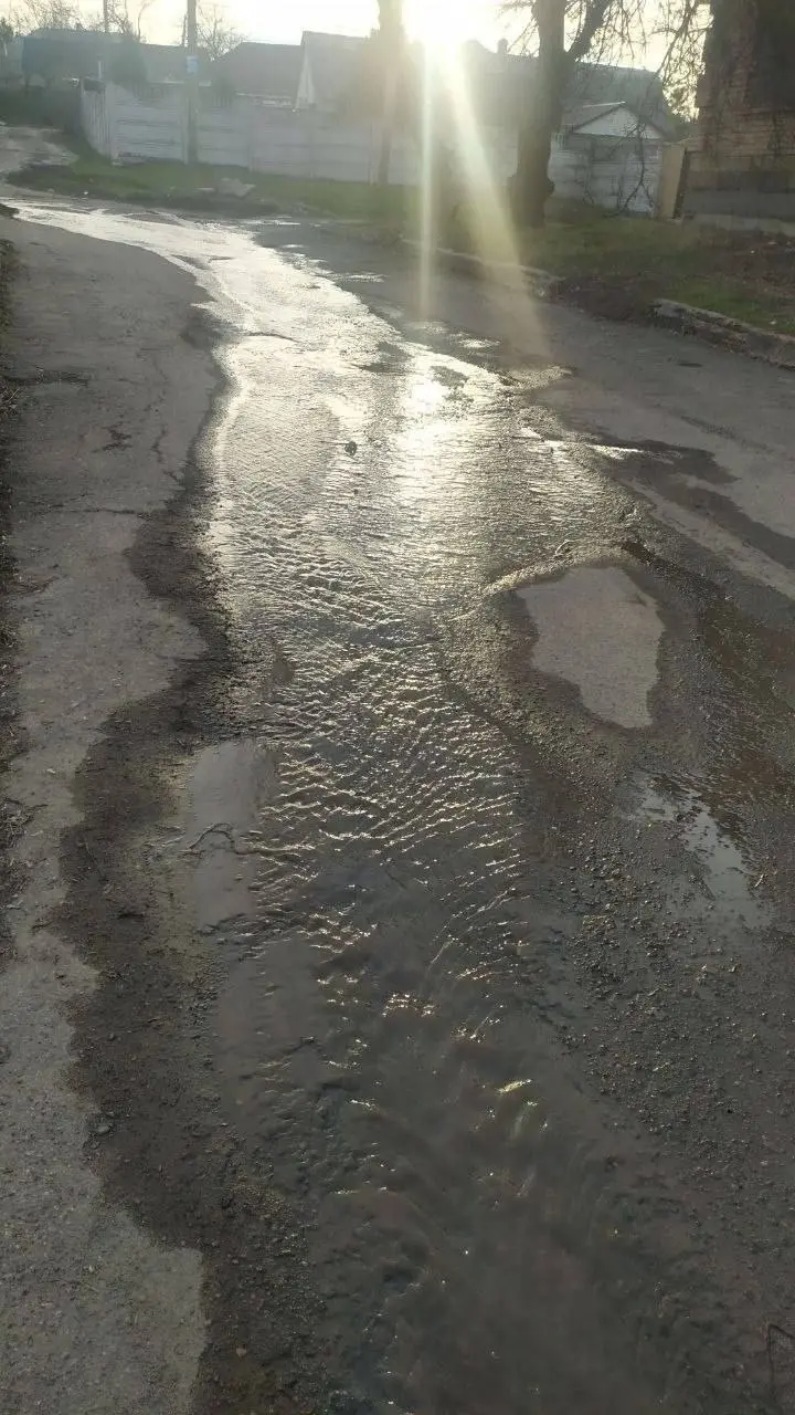 Реки ценной питьевой воды пополняют 31-й ставок уже не первый месяц. Макеевка, пос.Коттеджи. | Сетка — социальная сеть от hh.ru