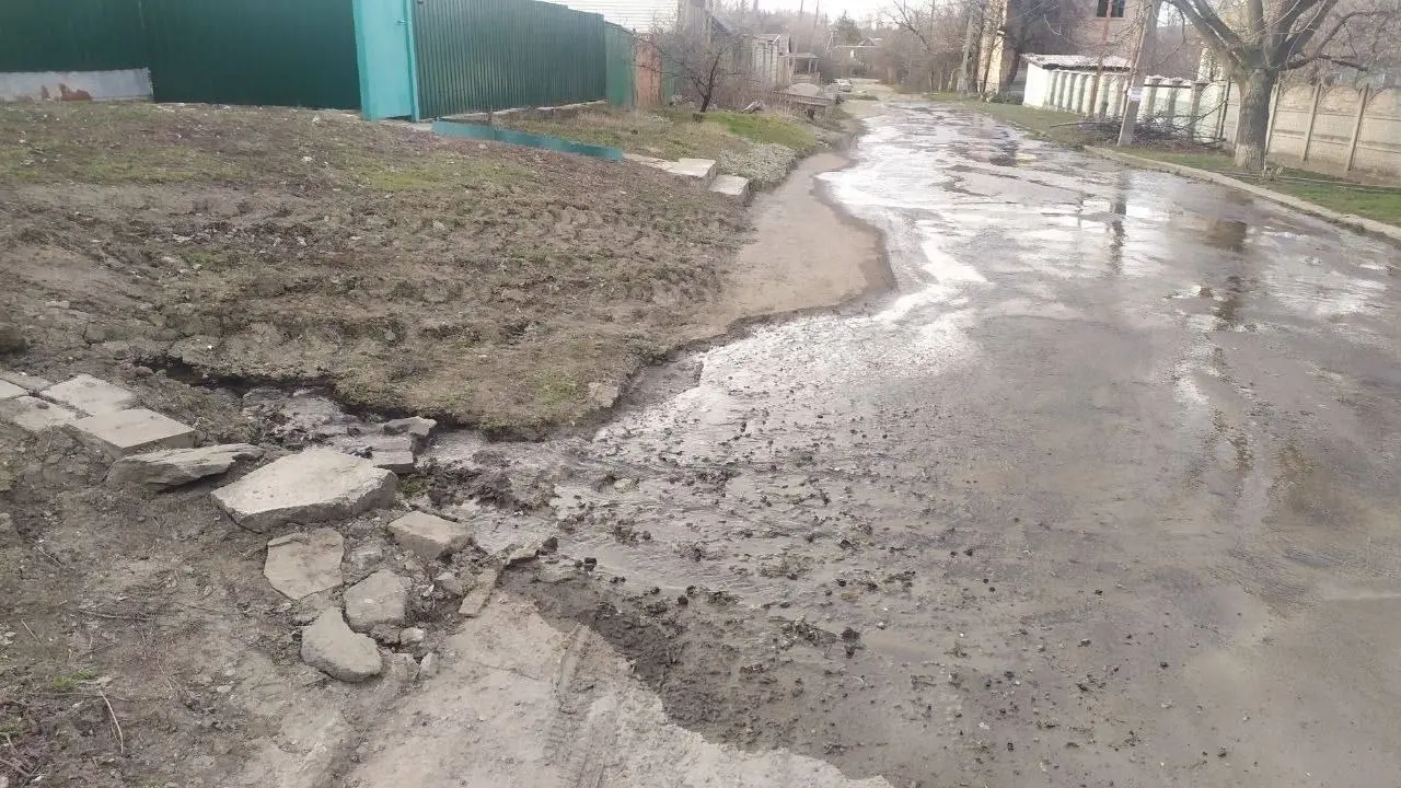 Реки ценной питьевой воды пополняют 31-й ставок уже не первый месяц. Макеевка, пос.Коттеджи. | Сетка — социальная сеть от hh.ru