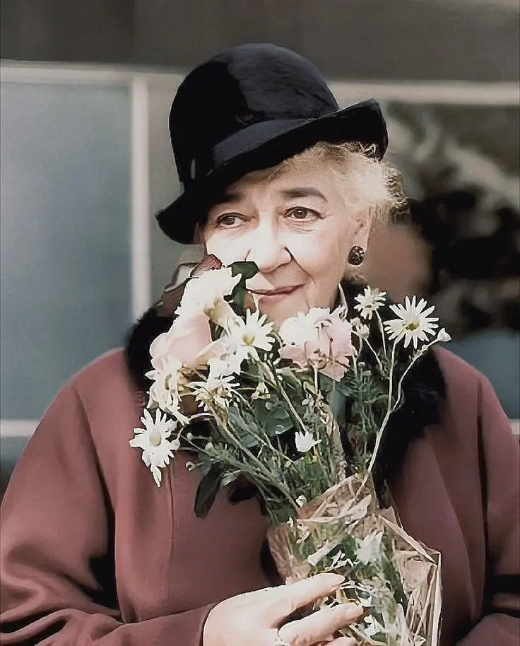 💭 Фаина Раневская
Только соберусь любить людей - как рядом окажется какая-нибудь сволочь, которая испортит все настроение.
#мысли | Сетка — социальная сеть от hh.ru