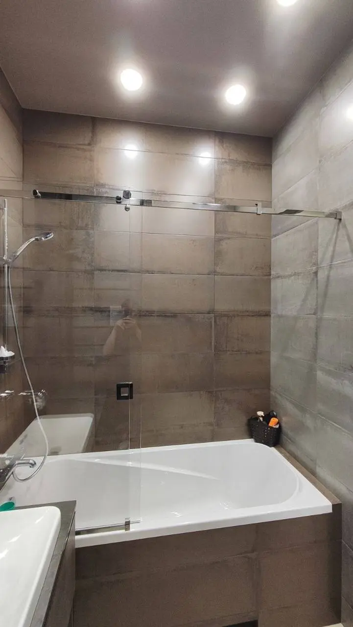 🚿 От занавески к лёгкости стекла
Помните душевые занавески? Они липли к телу, собирали влагу, быстро теряли вид.
Потом появились пластиковые кабины — громоздкие, тёмные, со временем пожелтевшие | Сетка — социальная сеть от hh.ru