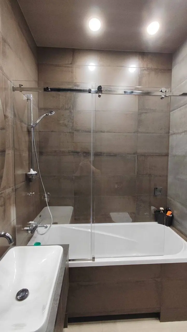 🚿 От занавески к лёгкости стекла
Помните душевые занавески? Они липли к телу, собирали влагу, быстро теряли вид.
Потом появились пластиковые кабины — громоздкие, тёмные, со временем пожелтевшие | Сетка — социальная сеть от hh.ru