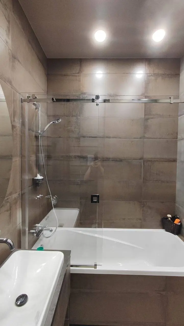 🚿 От занавески к лёгкости стекла
Помните душевые занавески? Они липли к телу, собирали влагу, быстро теряли вид.
Потом появились пластиковые кабины — громоздкие, тёмные, со временем пожелтевшие | Сетка — социальная сеть от hh.ru