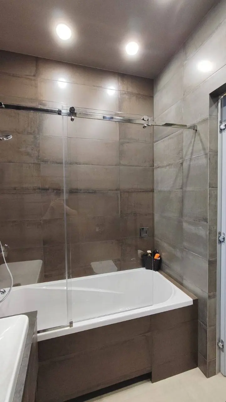 🚿 От занавески к лёгкости стекла
Помните душевые занавески? Они липли к телу, собирали влагу, быстро теряли вид.
Потом появились пластиковые кабины — громоздкие, тёмные, со временем пожелтевшие | Сетка — социальная сеть от hh.ru