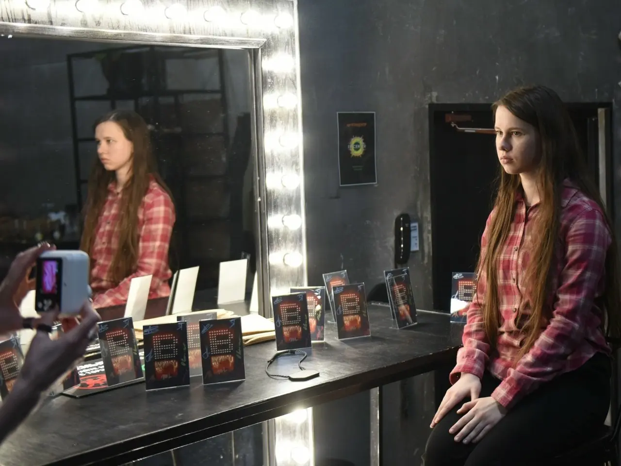 Угадайте, что получили гости на память об арт-проекте #ВКУЛЬТ? Билет с собственным портретом и открытку с живыми подписями художников-участников! Однажды картины наших художников будут висеть в музеях... | Сетка — социальная сеть от hh.ru