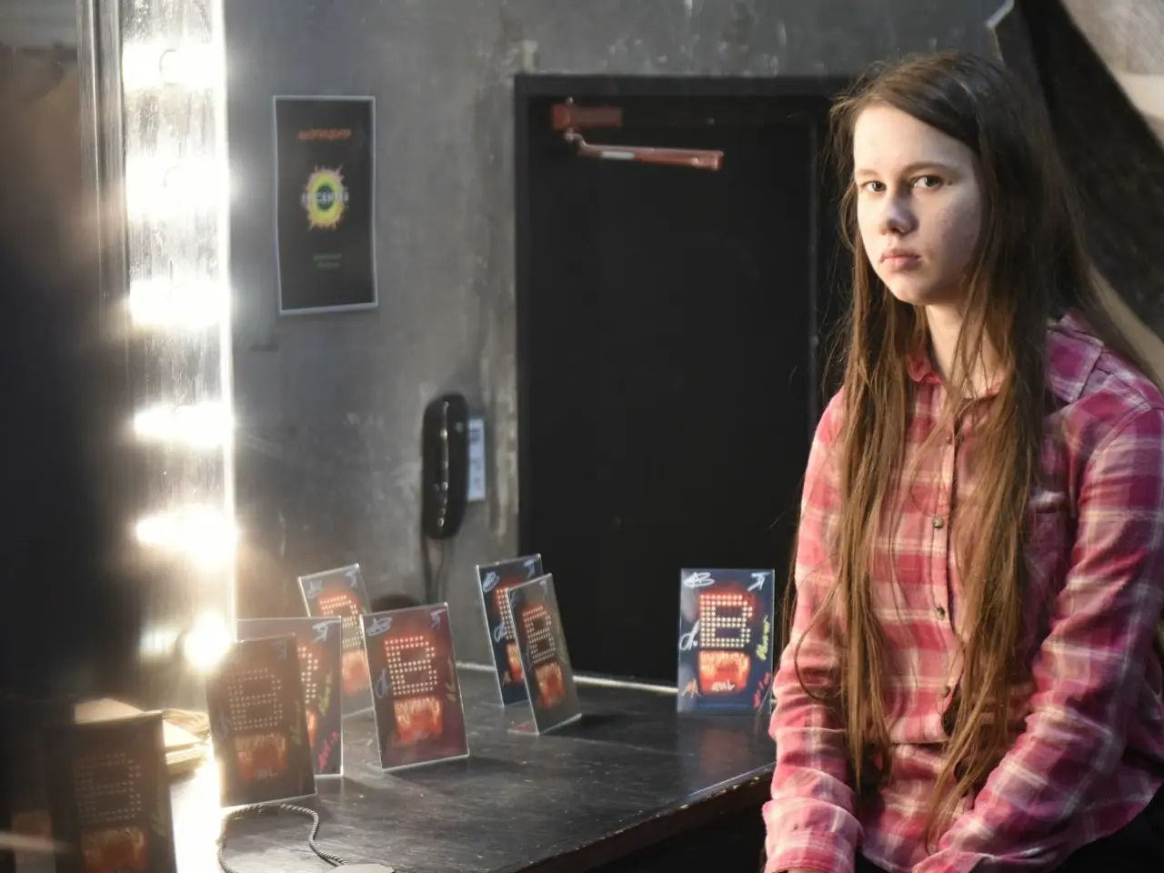 Угадайте, что получили гости на память об арт-проекте #ВКУЛЬТ? Билет с собственным портретом и открытку с живыми подписями художников-участников! Однажды картины наших художников будут висеть в музеях... | Сетка — социальная сеть от hh.ru