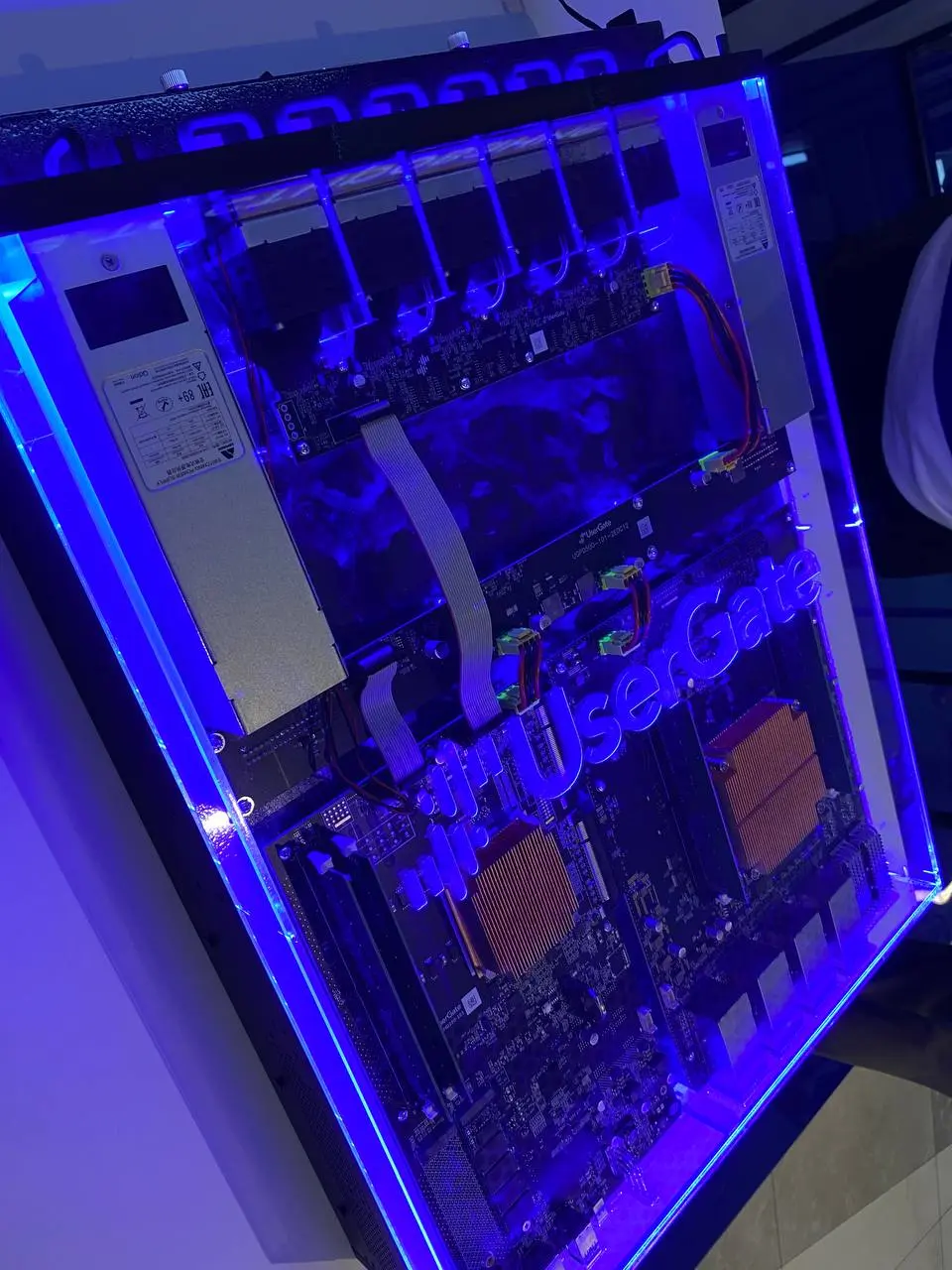 Сегодня ходим по конференции UserGate Open Conf 2026.
Будем вам кидать новости сегодня-завтра с конфы и еще если что-то будет интересного.
Пока ловите железки, которые компания выставила на стендах | Сетка — социальная сеть от hh.ru