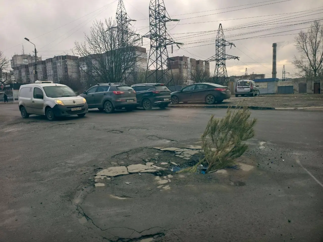 В центре Донского уже как месяц провалился асфальт и вместо ремонта поставили ёлку. | Сетка — социальная сеть от hh.ru