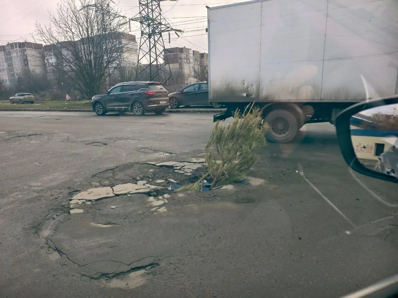 В центре Донского уже как месяц провалился асфальт и вместо ремонта поставили ёлку. | Сетка — социальная сеть от hh.ru