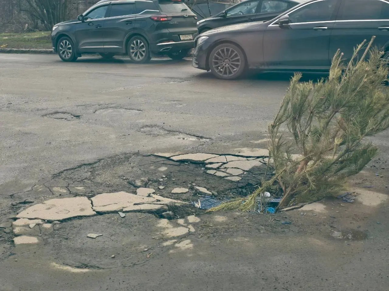 В центре Донского уже как месяц провалился асфальт и вместо ремонта поставили ёлку. | Сетка — социальная сеть от hh.ru