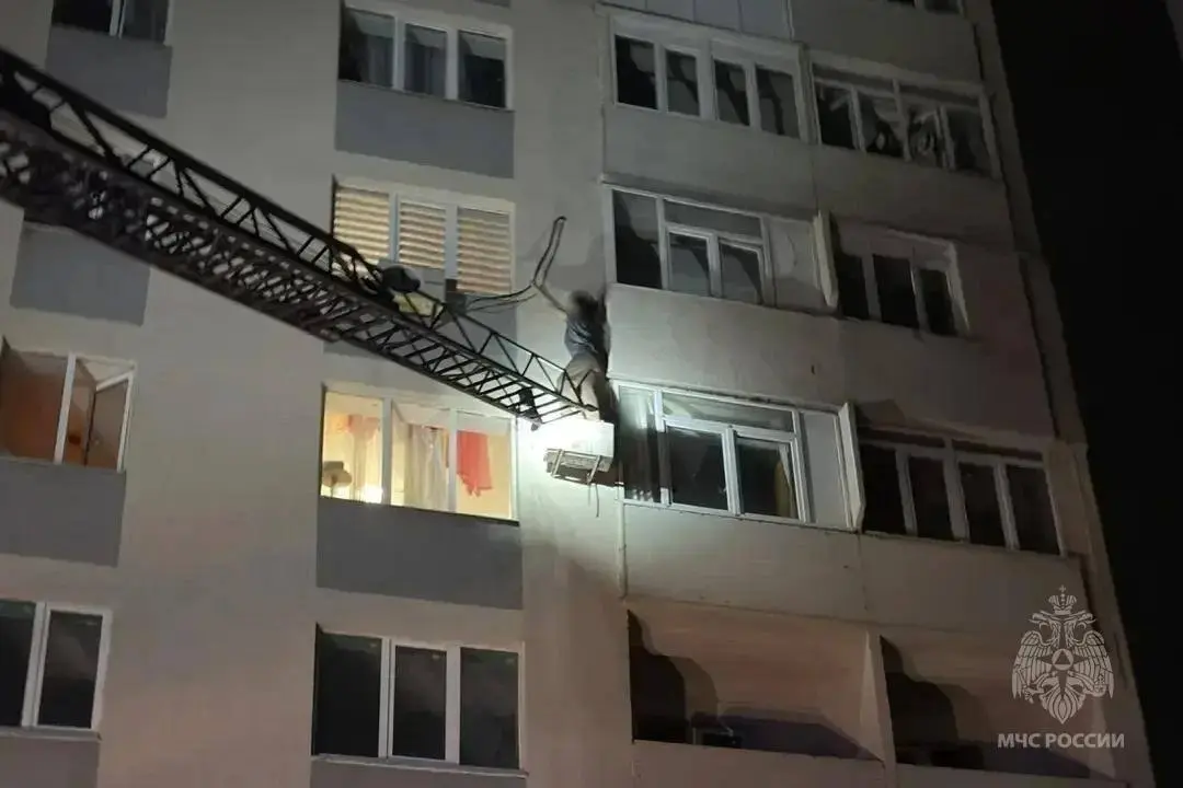 😱 22-летняя девушка застряла на кондиционере между 4 и 5 этажами в Мариуполе
В Мариуполе сотрудники МЧС России спасли девушку с 12-метровой высоты
🔘Ночь для жителей девятиэтажки в Орджоникидзевском ра... | Сетка — социальная сеть от hh.ru