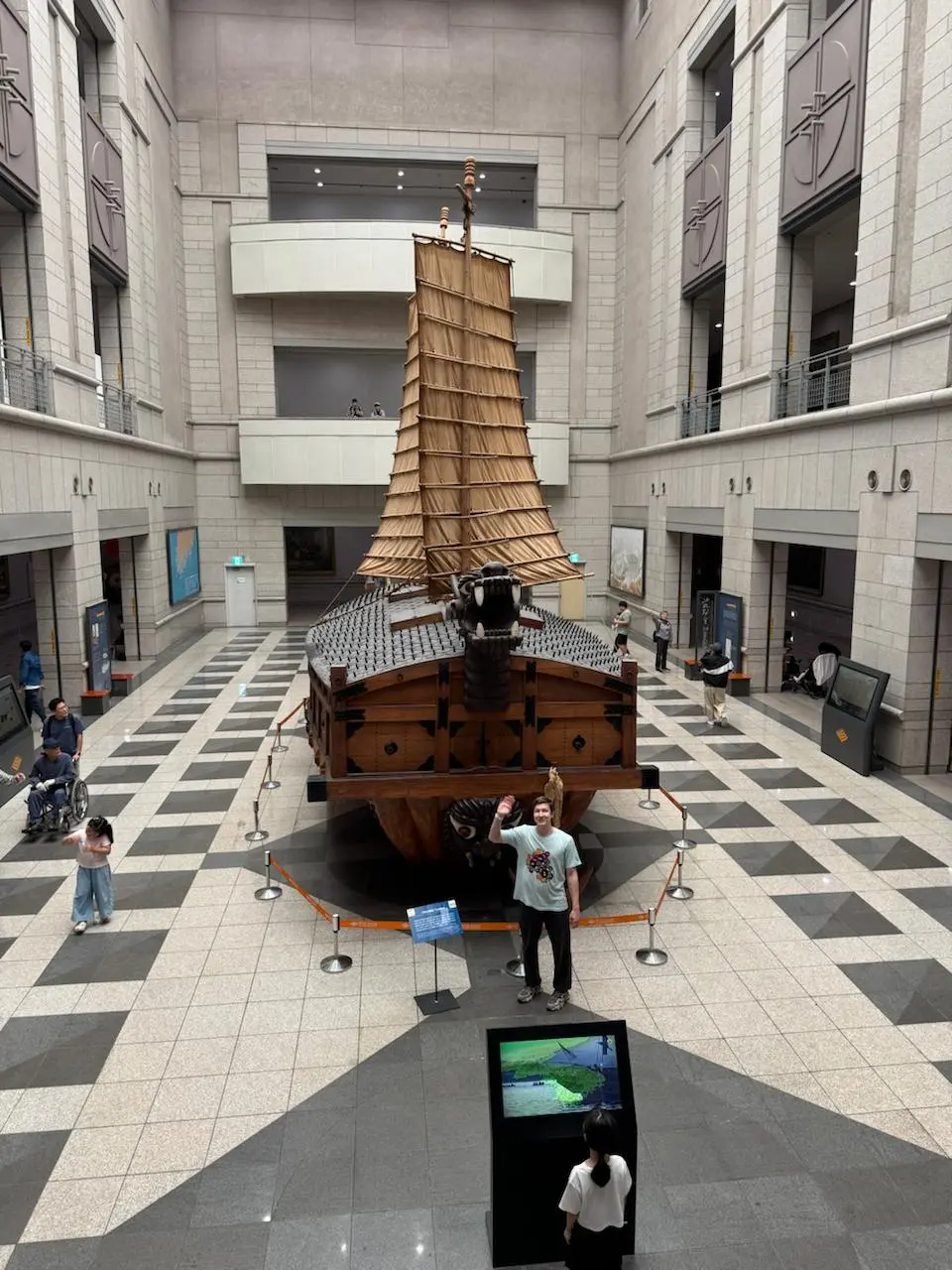 🇰🇷 Южная Корея, Сеул
Кто рано встаёт, у того был суперкомфортный азиатский перелёт с пивом и вкусностями | Сетка — социальная сеть от hh.ru