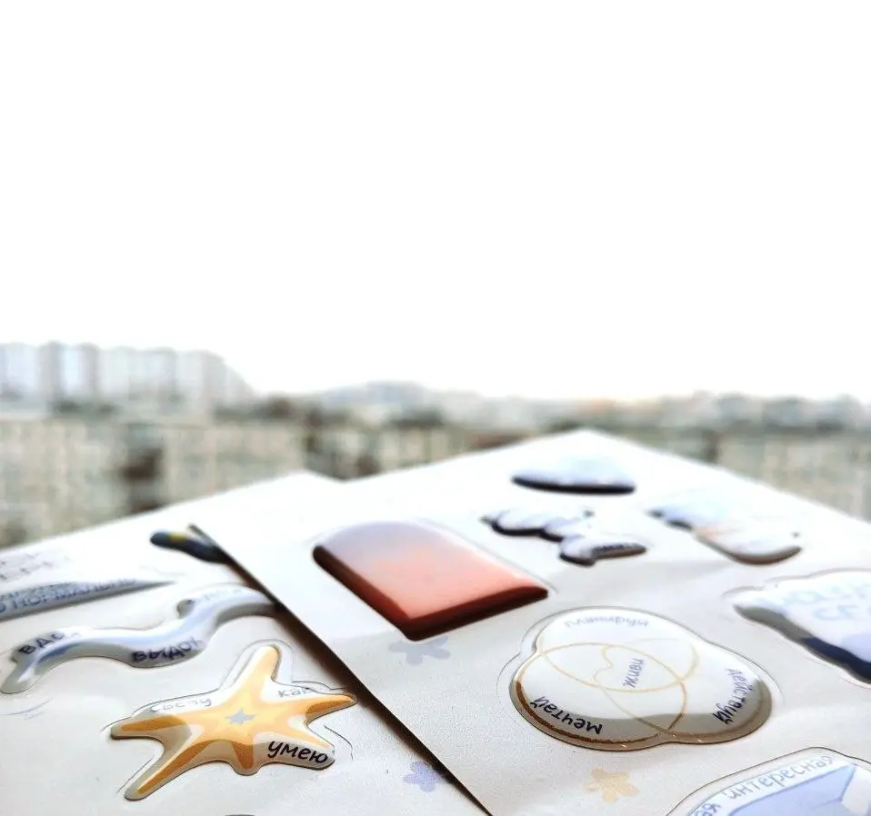 💖 Какой же кайф щупать свои реализованные макеты…
А #3Dстикеры такие вкусняшки! 🍬
Получили с заказчицей пробную печать стикеров – внесу немного технических изменений и будет тираж 🥳
#дизайнстикеров #г... | Сетка — социальная сеть от hh.ru