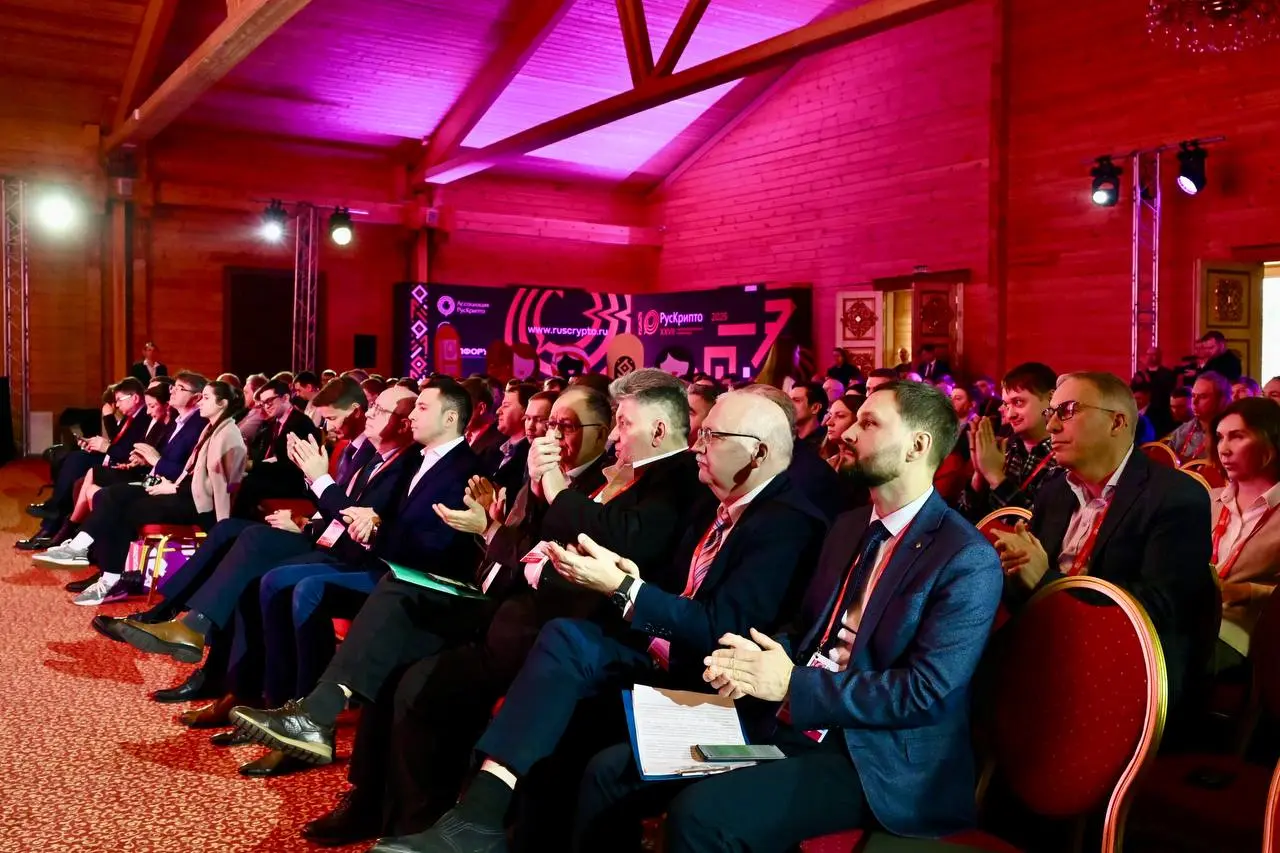 Первый день «РусКрипто’2026» — всё 🔥
Стартовали с пленарного заседания, где задали тон всей конференции: обсудили ключевые вызовы отрасли, развитие криптографии и актуальные вопросы регулирования | Сетка — социальная сеть от hh.ru