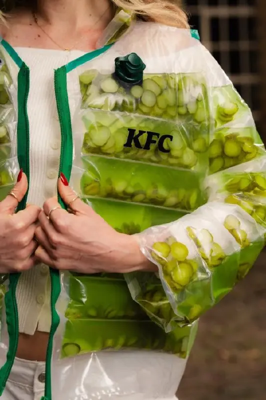 Пиджак из кетчупа от Heinz мы уже видели. Теперь KFC выпустили куртку с маринованными огурцами | Сетка — социальная сеть от hh.ru