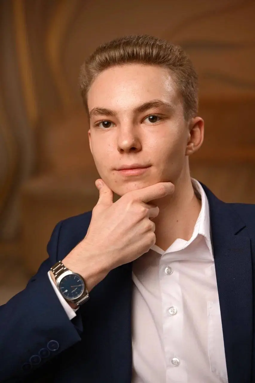 👋 Всем привет!
Познакомимся с теми, с кем еще не знакомы!
Меня зовут Рушан Бахтеев, я общественно-политический деятель, обучаюсь в МГЮА имени О.Е | Сетка — социальная сеть от hh.ru
