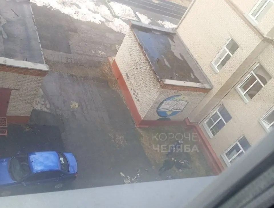 Школьник выстрелил из арбалета в учительницу в школе Челябинска
Ученик выстрелил из арбалета в учительницу, после чего перцовым балончиком залил несколько учителей, а также ранил одну девочку и выпрыг... | Сетка — социальная сеть от hh.ru
