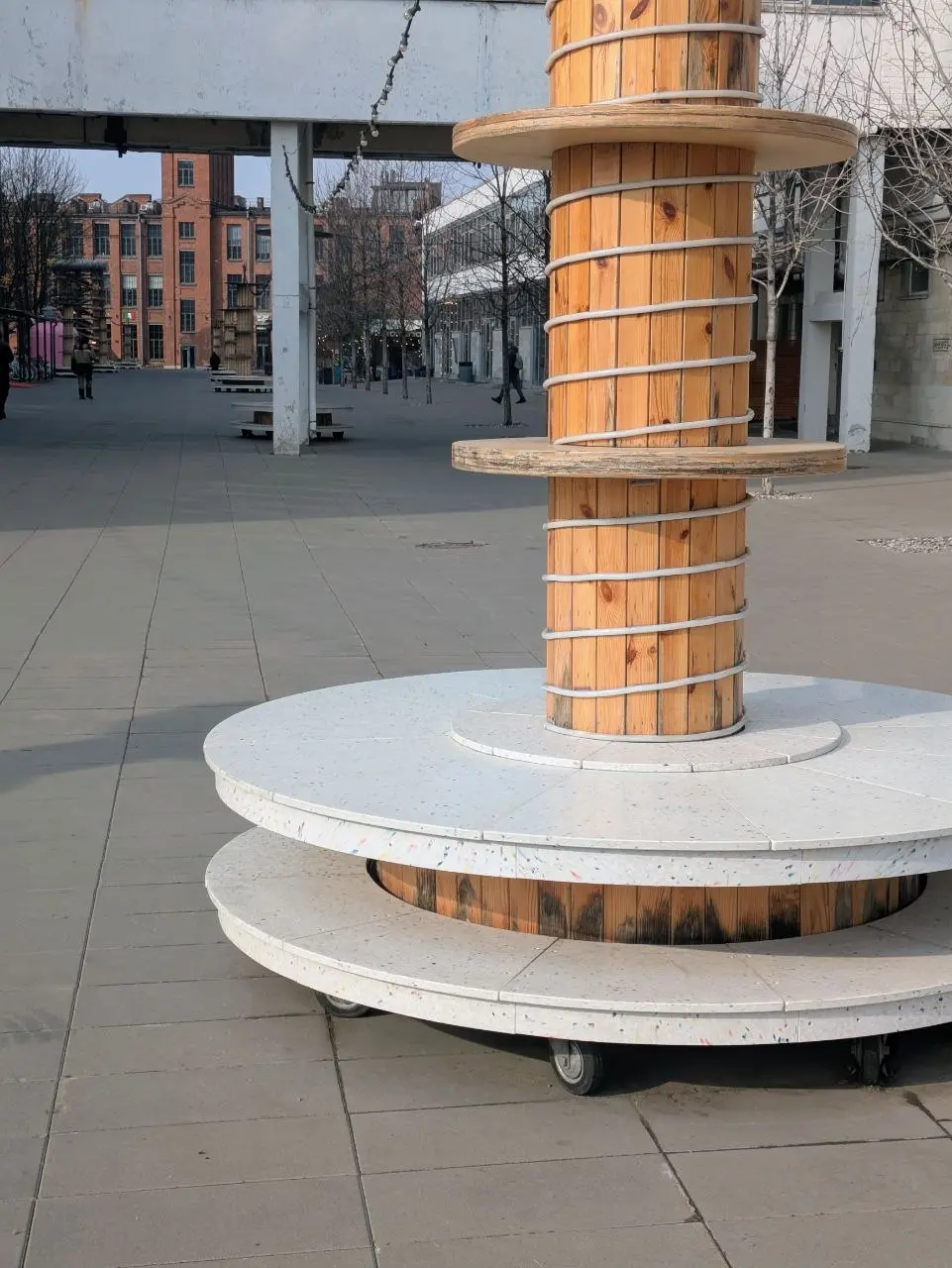 💈Мобильные Ростральные колонны
Всем известны эти бобины в Севкабеле, но хочу отметить, что решение редкое, уникальное и очень уместное!
• Мобильные колонны с декоративным освещением на колесиках соеди... | Сетка — социальная сеть от hh.ru