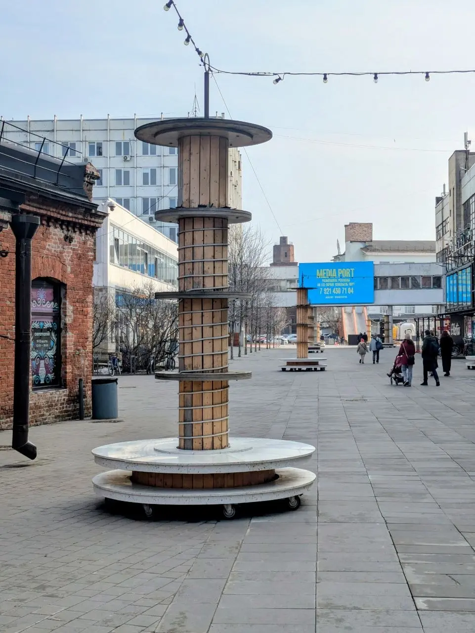 💈Мобильные Ростральные колонны
Всем известны эти бобины в Севкабеле, но хочу отметить, что решение редкое, уникальное и очень уместное!
• Мобильные колонны с декоративным освещением на колесиках соеди... | Сетка — социальная сеть от hh.ru