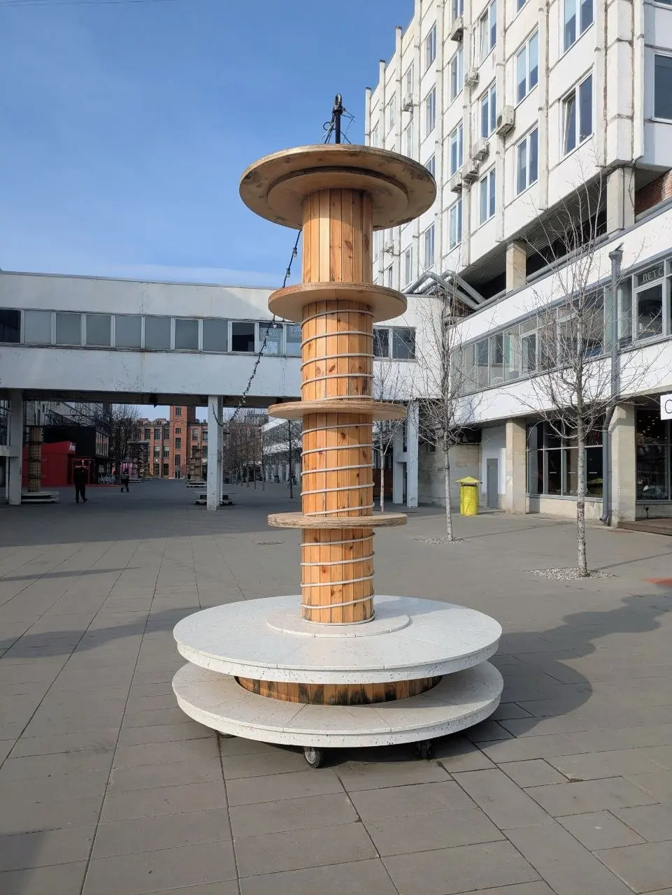 💈Мобильные Ростральные колонны
Всем известны эти бобины в Севкабеле, но хочу отметить, что решение редкое, уникальное и очень уместное!
• Мобильные колонны с декоративным освещением на колесиках соеди... | Сетка — социальная сеть от hh.ru