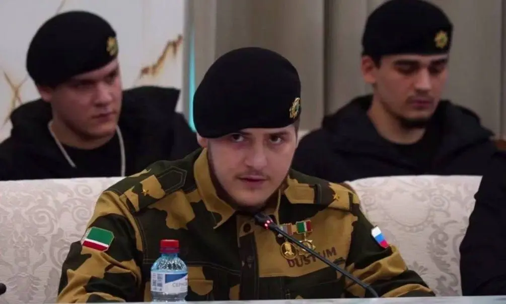 18-летний Адам Кадыров стал самым молодым майором в России. С офицерскими погонами его заметили на совещании. | Сетка — социальная сеть от hh.ru