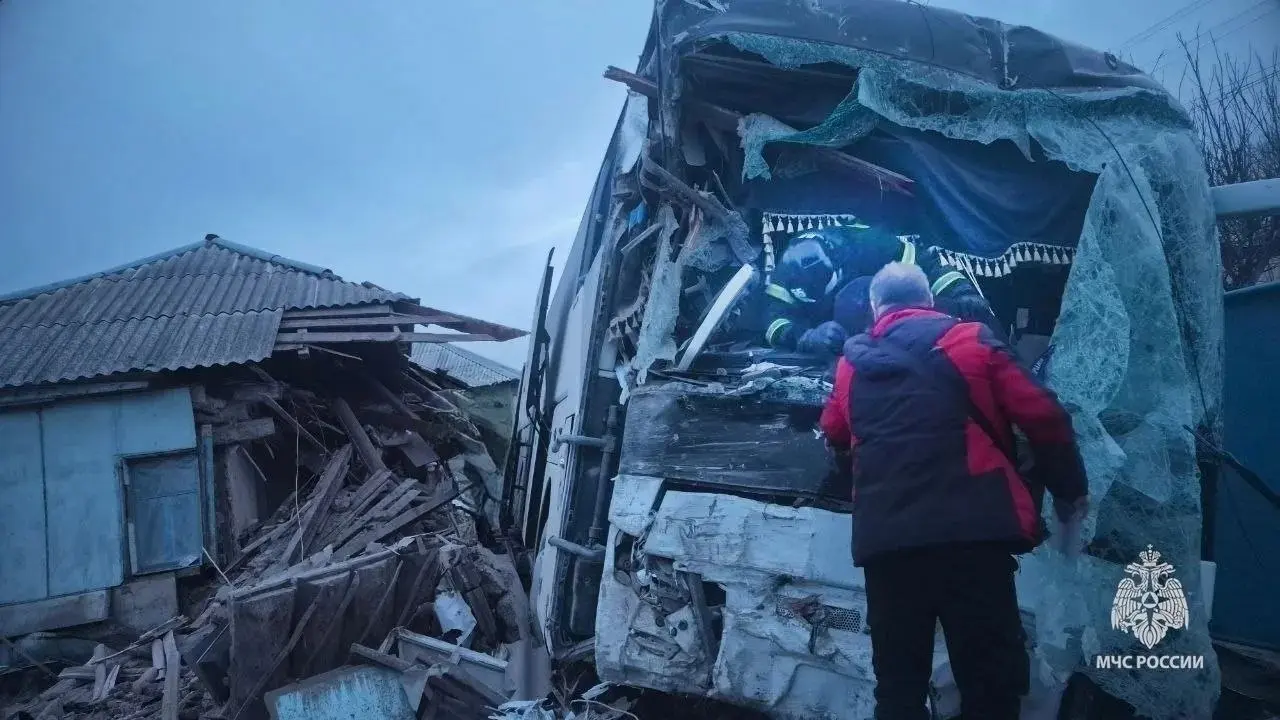 ДТП с автобусом "Москва-Стаханов" примерно в 05:40
Четыре человека госпитализированы после ДТП с автобусом в ЛНР, в том числе ребенок | Сетка — социальная сеть от hh.ru