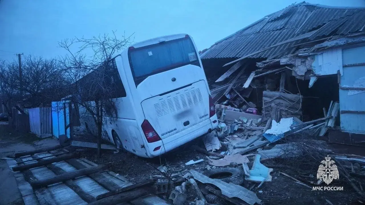ДТП с автобусом "Москва-Стаханов" примерно в 05:40
Четыре человека госпитализированы после ДТП с автобусом в ЛНР, в том числе ребенок | Сетка — социальная сеть от hh.ru