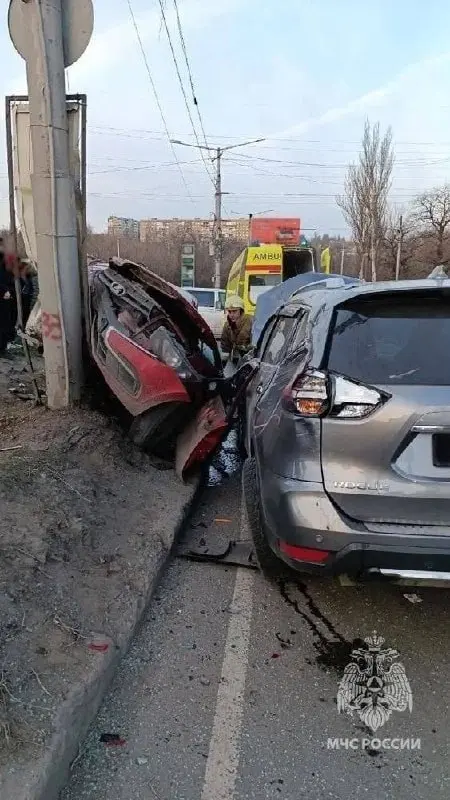 Сообщают, что водитель автомобиля доставки умер в больнице.
На дороге остался ~30 метровый тормозной след кроссовера. | Сетка — социальная сеть от hh.ru
