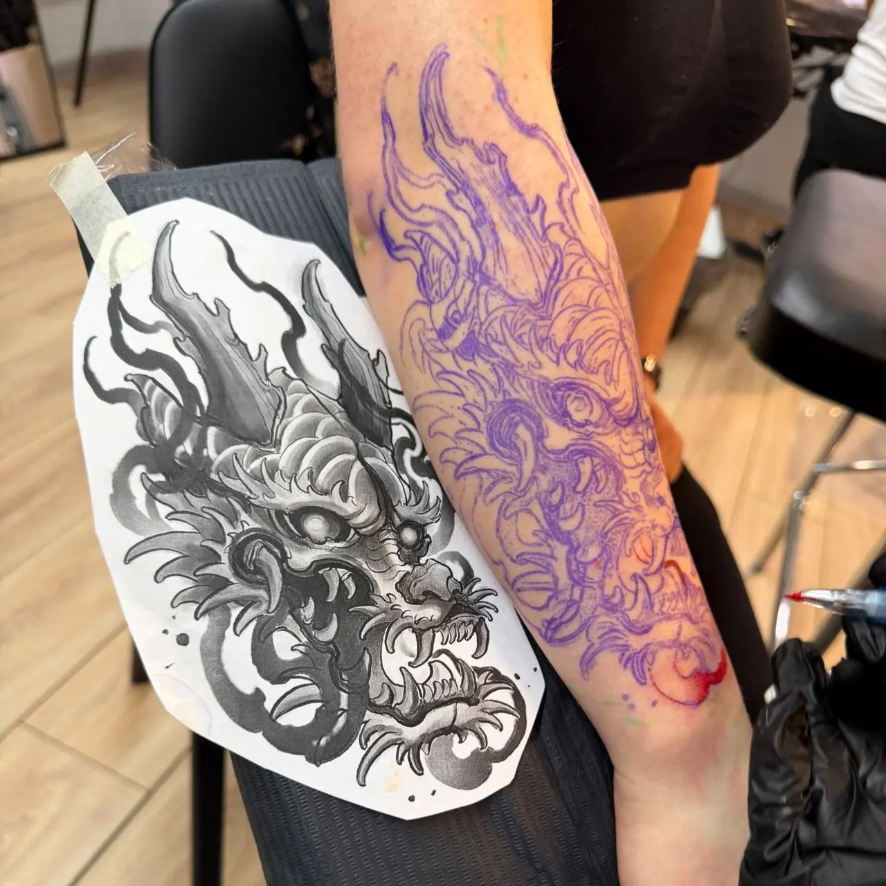 Это было больно, но оно того стоило.
Потому что результат ахерительный! Я очень довольна. Как эскизом, так и исполнением. Эскиз персональный, между прочим, авторов я выбираю именно по стилю татуировок | Сетка — социальная сеть от hh.ru