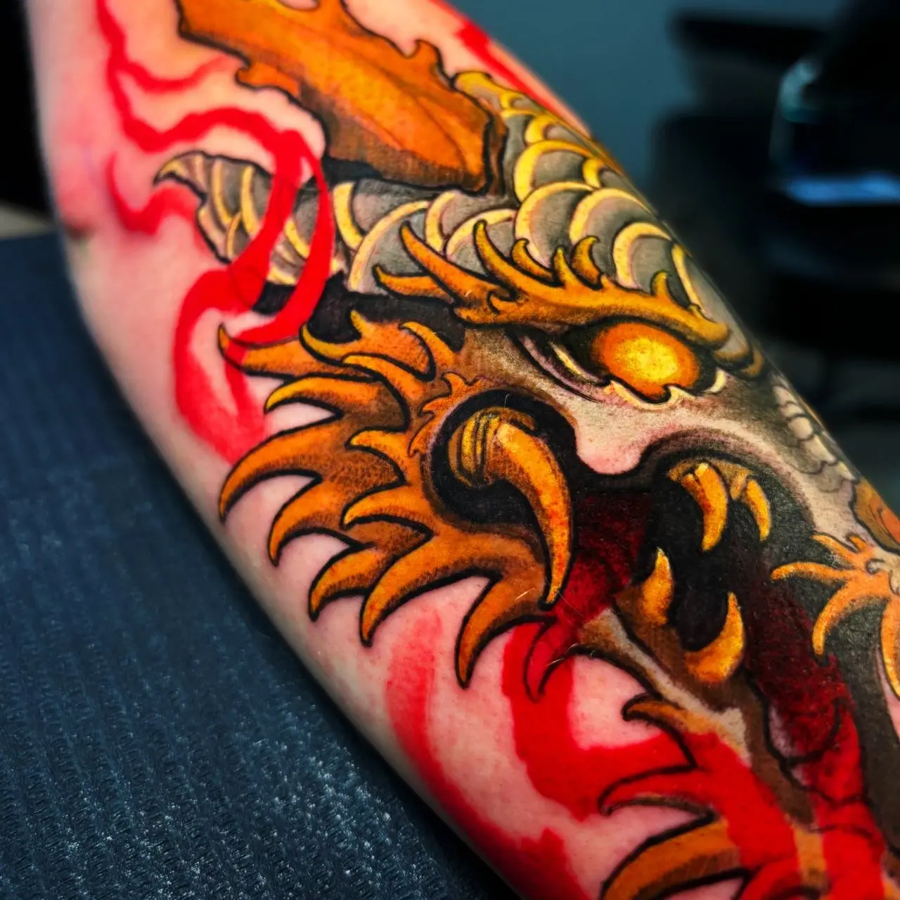 Это было больно, но оно того стоило.
Потому что результат ахерительный! Я очень довольна. Как эскизом, так и исполнением. Эскиз персональный, между прочим, авторов я выбираю именно по стилю татуировок | Сетка — социальная сеть от hh.ru