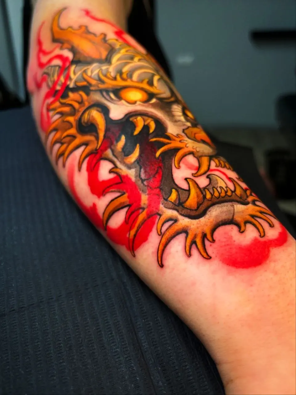 Это было больно, но оно того стоило.
Потому что результат ахерительный! Я очень довольна. Как эскизом, так и исполнением. Эскиз персональный, между прочим, авторов я выбираю именно по стилю татуировок | Сетка — социальная сеть от hh.ru