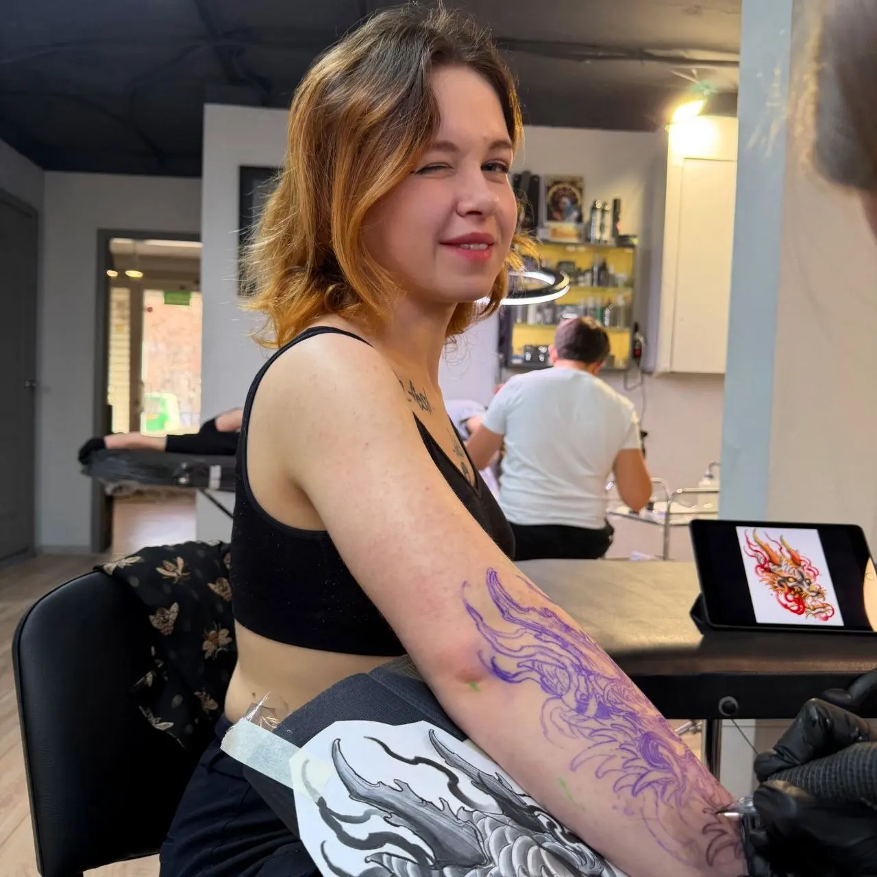 Это было больно, но оно того стоило.
Потому что результат ахерительный! Я очень довольна. Как эскизом, так и исполнением. Эскиз персональный, между прочим, авторов я выбираю именно по стилю татуировок | Сетка — социальная сеть от hh.ru