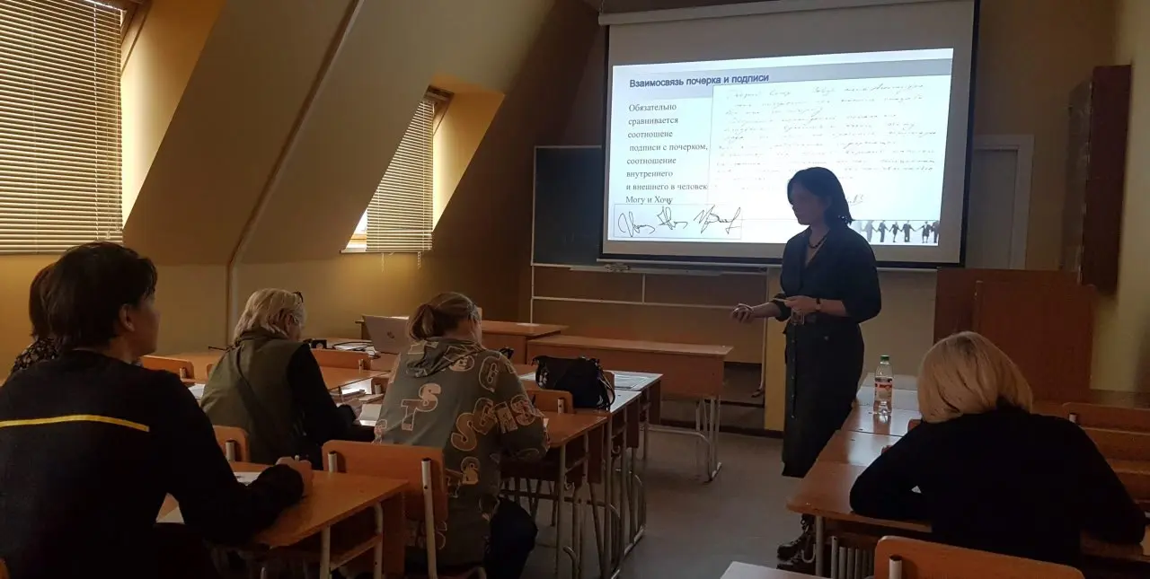 Друзья, вижу вашу активность на тему возможности почерка и по почерку, ценю ❤️😍💋.
Действительно, почерк объединяет коллег, родственников и просто людей | Сетка — социальная сеть от hh.ru