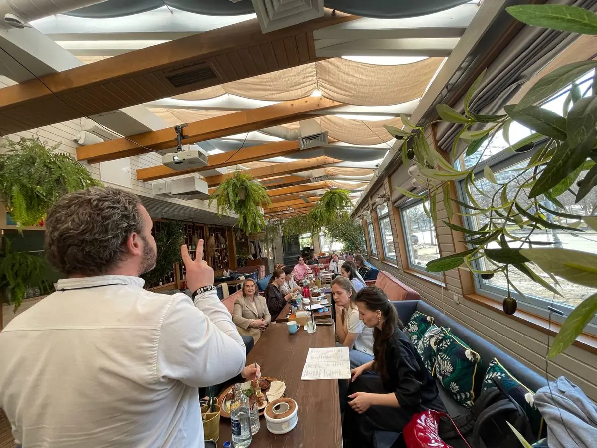 Внешние штормы ты выдерживал. Внутреннее безмолвие - сломало
Помнишь это чувство? Когда внешний мир давит, проблемы валятся одна за одной, а ты - заводишься, энергия прибавляется.
Да, сложно | Сетка — социальная сеть от hh.ru