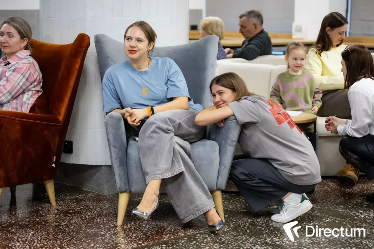 — А что у вас тут происходит?
— НеРодительское собрание.
Сегодня в офисе мы проводим особенное мероприятие — Свои в Directum, куда пригласили самых близких наших коллег | Сетка — социальная сеть от hh.ru