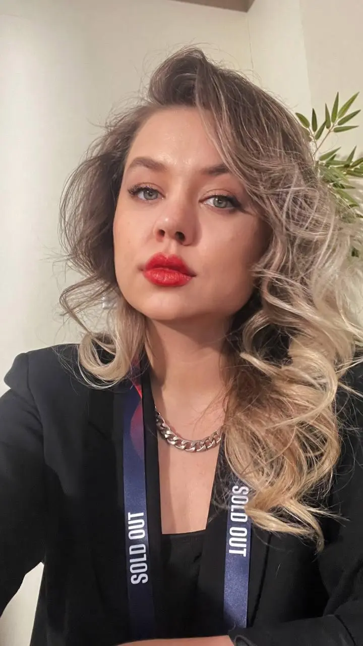 #СвоиЛюди
Свои люди: Анна Васичкина
Познакомились на «Питерском промпте», где она была модератором | Сетка — социальная сеть от hh.ru