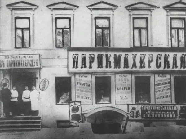 Я к вам снова с исторической справкой. Уж простите
В выходные поехали с семьей гулять в Рязань, и там здания-достопримечательности сопровождаются табличками с информацией | Сетка — социальная сеть от hh.ru