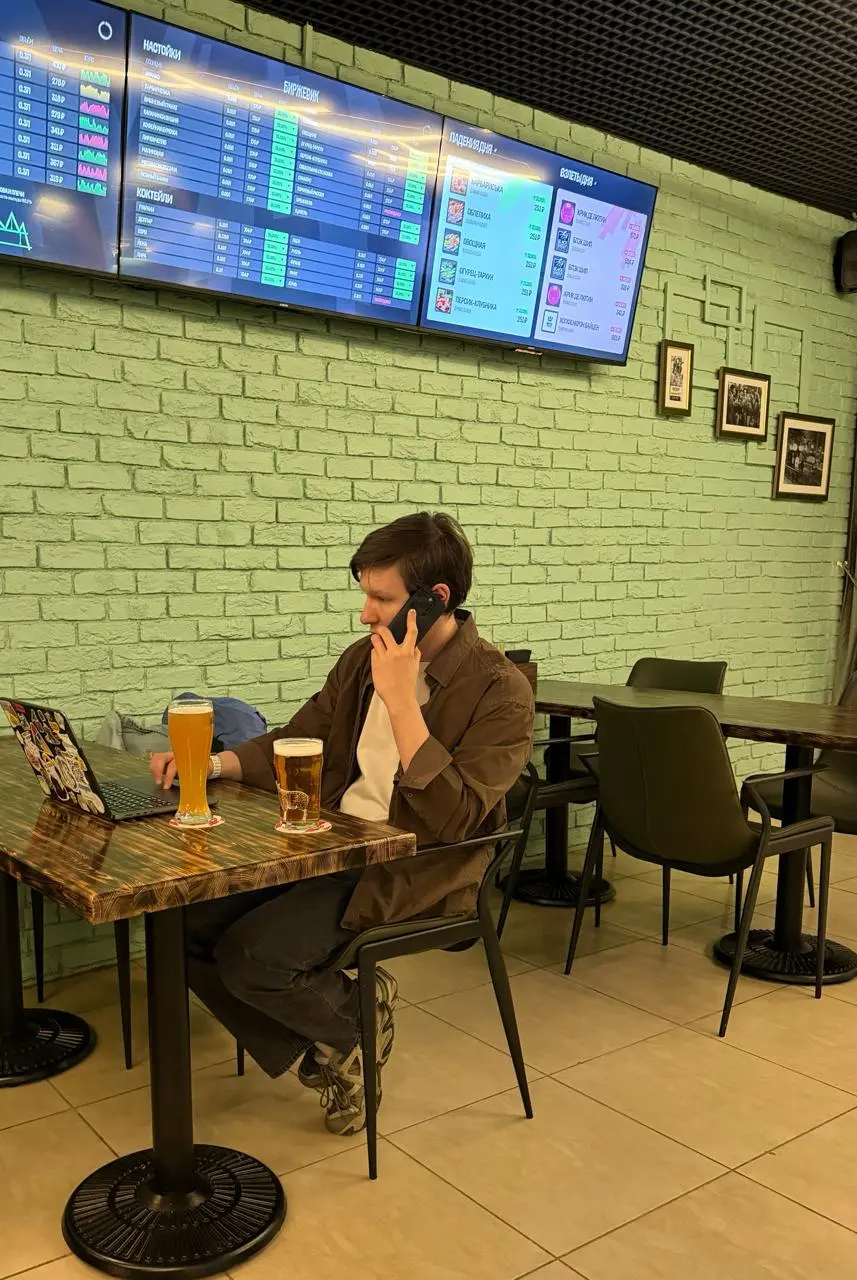 Пятница! 💪
Всю рабочую неделю была блеск погодка, а в такую погодку горячие руки так и тянутся к холодному пенному.
Мой выбор пал на мемное место – бар «Beerжевик» | Сетка — социальная сеть от hh.ru