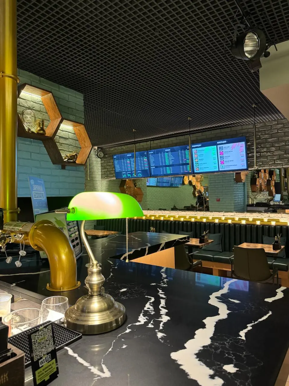 Пятница! 💪
Всю рабочую неделю была блеск погодка, а в такую погодку горячие руки так и тянутся к холодному пенному.
Мой выбор пал на мемное место – бар «Beerжевик» | Сетка — социальная сеть от hh.ru