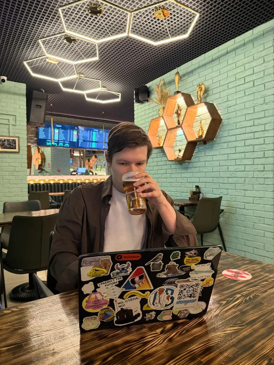 Пятница! 💪
Всю рабочую неделю была блеск погодка, а в такую погодку горячие руки так и тянутся к холодному пенному.
Мой выбор пал на мемное место – бар «Beerжевик» | Сетка — социальная сеть от hh.ru