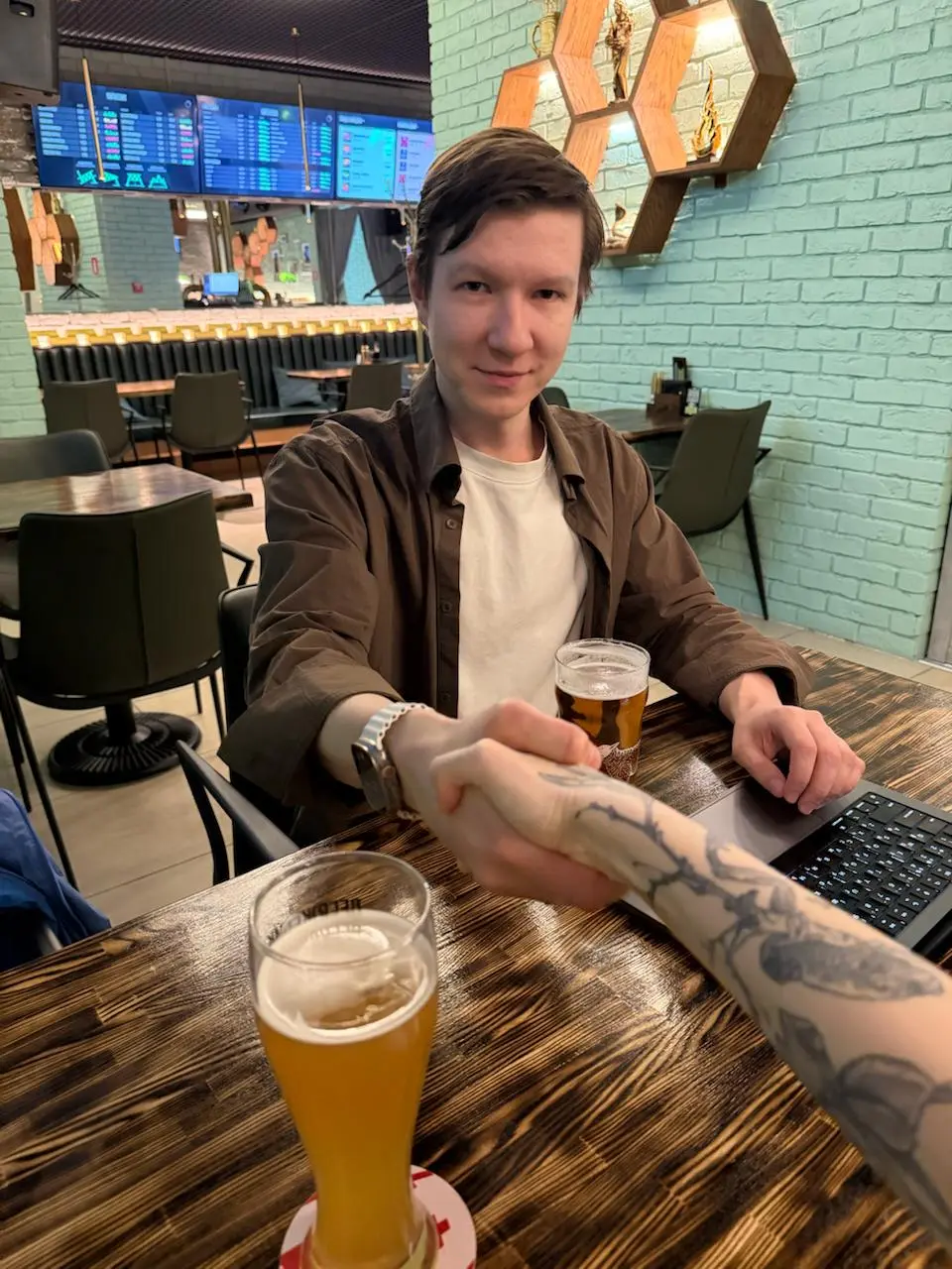 Пятница! 💪
Всю рабочую неделю была блеск погодка, а в такую погодку горячие руки так и тянутся к холодному пенному.
Мой выбор пал на мемное место – бар «Beerжевик» | Сетка — социальная сеть от hh.ru