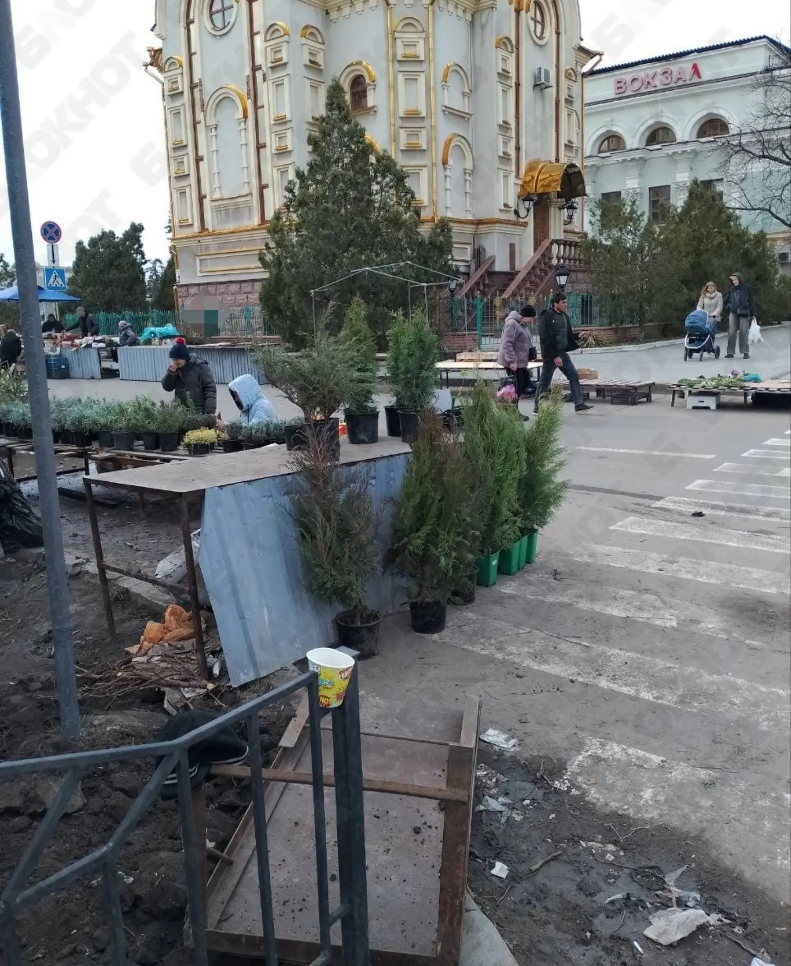 Цыгане нелегально торгуют на стихийном рынке возле «Аквилона», который хотят снести
Они беспрепятственно продают всё подряд «без касс, без документов и без налогов», и расположены на парковке у Николь... | Сетка — социальная сеть от hh.ru