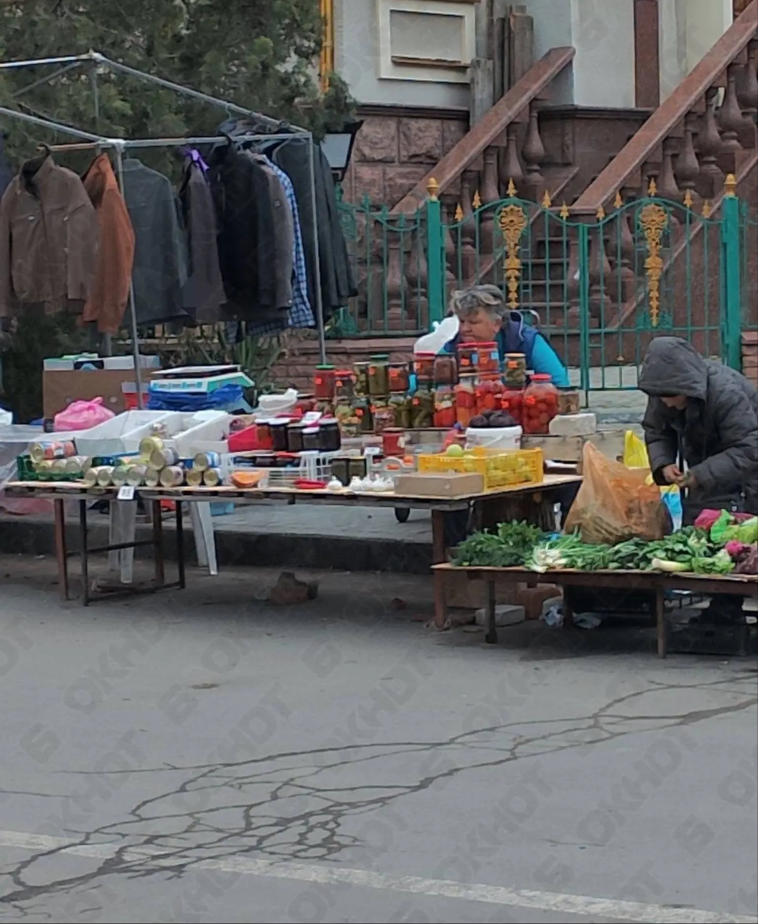 Цыгане нелегально торгуют на стихийном рынке возле «Аквилона», который хотят снести
Они беспрепятственно продают всё подряд «без касс, без документов и без налогов», и расположены на парковке у Николь... | Сетка — социальная сеть от hh.ru