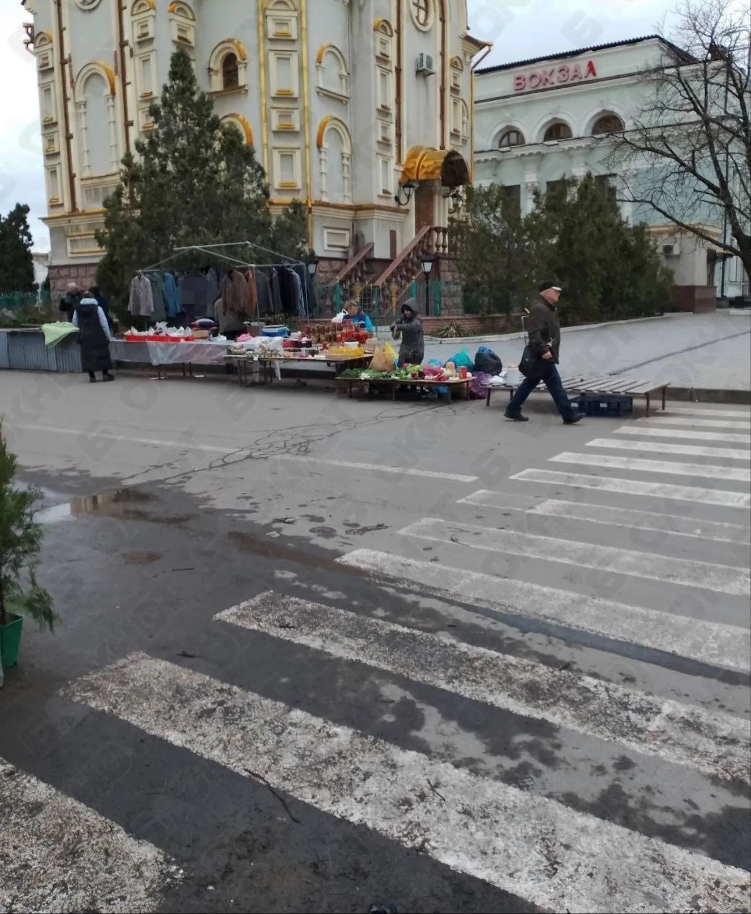 Цыгане нелегально торгуют на стихийном рынке возле «Аквилона», который хотят снести
Они беспрепятственно продают всё подряд «без касс, без документов и без налогов», и расположены на парковке у Николь... | Сетка — социальная сеть от hh.ru