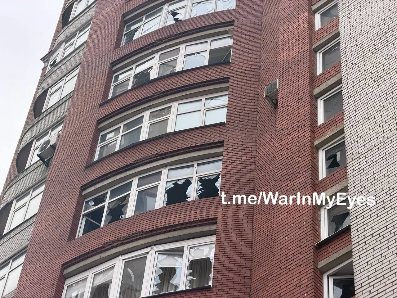 Последствия прилета ударного БПЛА самолетного типа в Ворошиловском районе Донецка сегодня днем | Сетка — социальная сеть от hh.ru