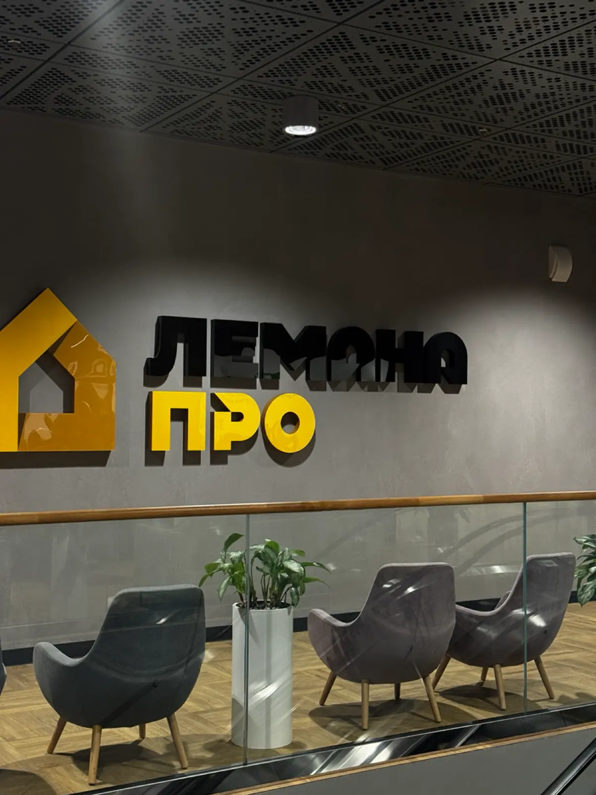 Всем привет 👋
Два месяца ищу работу на hh. Отказы прилетают быстро, вакансии исчезают, иногда сам HR не может объяснить, кого ищет – в общем, классика | Сетка — социальная сеть от hh.ru